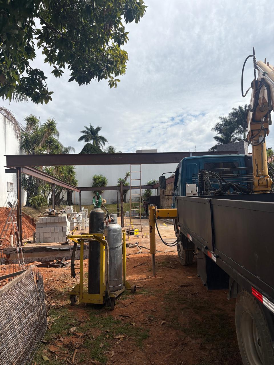 Cilindros e equipamentos de solda no canteiro