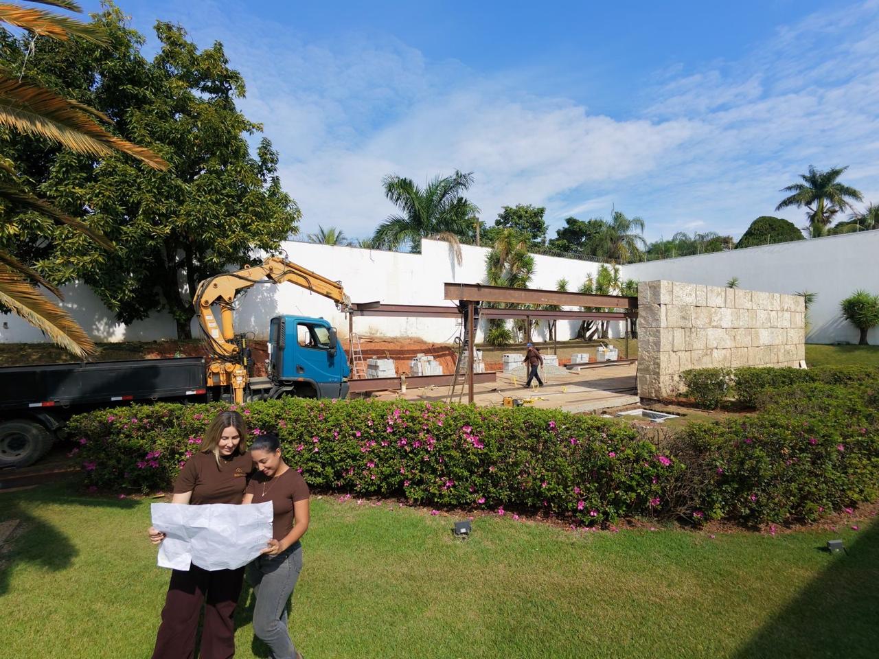 Bárbara e Mariana conferindo a planta na obra